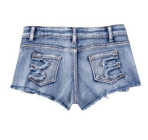 Dettaglio del retro consumato e dell'orlo sfilacciato sui pantaloncini di jeans chiari