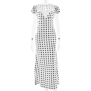 Robe longue blanche à pois avec détails en dentelle et manches bouffantes chic