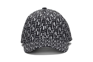 Détail de l'imprimé monogramme et de la tour Eiffel sur une casquette de baseball chic