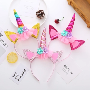 Drei bunte Einhorn-Haarreifen mit Glitzerhörnern und Netzblumen für Kinderpartys