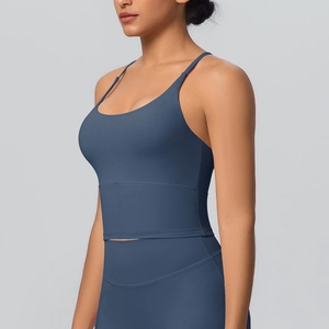 Vue latérale détaillée de l'ensemble de yoga bleu foncé avec leggings et brassière de sport
