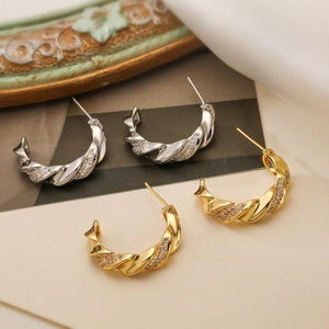 Elegantes pendientes de aro en C retorcidos de oro y plata con circonitas de lujo