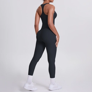 Détail du dos nageur et texture mate sur un ensemble de yoga noir deux pièces
