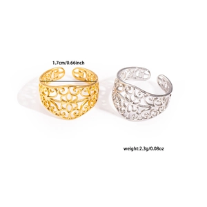 Detail showing ring dimensions of 1.7cm diameter and 2.3g weight in gold and silver