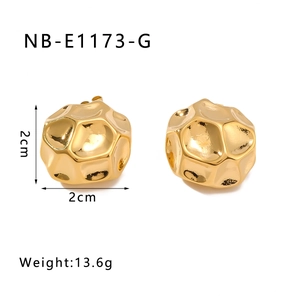Detailed view of golden honeycomb textured earrings with 2cm dimensions and 13.6g weight