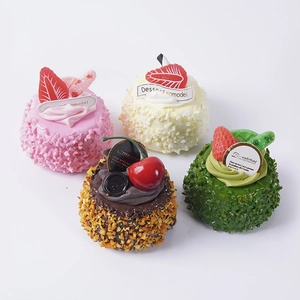 Set de cuatro modelos realistas de mini pasteles de postre con sabores variados en blanco