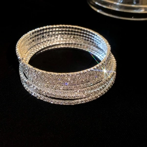 Detail van zilveren gelaagde armband met fonkelende strass-steentjes en luxe ontwerp
