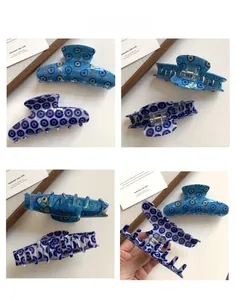 Detailansicht der Evil Eye Haarspange mit Innenfeder und eisblauer Harzoberfläche