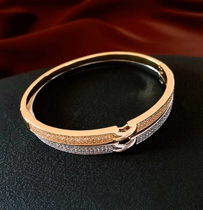 Gros plan détaillé d'un bracelet bicolore or et argent avec cristaux micro-pavés