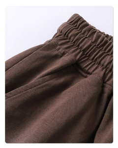 Detalle del pantalón corto vintage marrón oscuro con cintura elástica y costuras