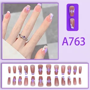 Dettaglio delle French tips a scacchi viola e set completo da 24 pezzi forma a bara