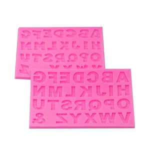 Moule en silicone rose avec 26 lettres majuscules pour fondant et décor de chocolat