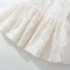 Mini-robe jacquard blanche chic de style français avec ourlet à volants et texture 3D
