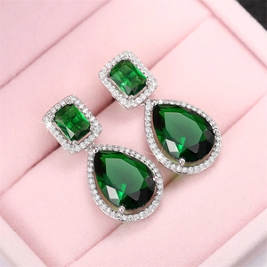 Eleganti orecchini a goccia in argento con zirconi verde smeraldo su velluto rosa