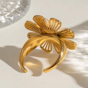 Anello a fiore dorato con fascia aperta regolabile per donna in stile minimalista