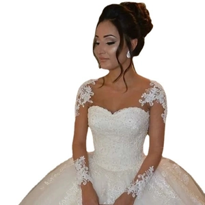 Robe de mariée élégante en dentelle blanche avec manches longues et décolleté en cœur