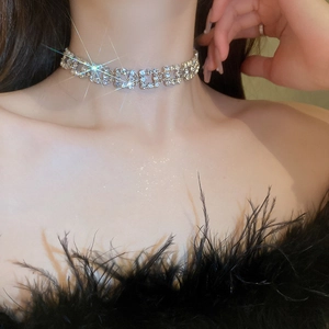 Nahaufnahme eines silbernen Chokers mit quadratischen Strasssteinen an einem Model