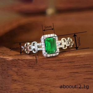 Elegante anello con gemma verde taglio smeraldo, halo di diamanti e fascia d'argento