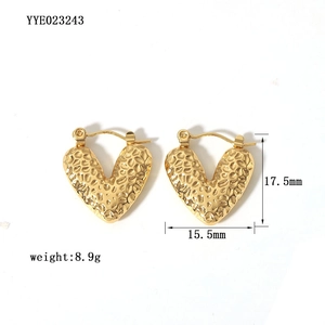 Détail des boucles d'oreilles cœur en plaqué or 18K avec fini martelé et dimensions précises