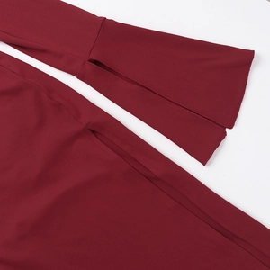 Détail de la manche fendue bordeaux et de la couture latérale sur robe élégante