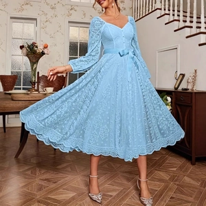 Détail de la dentelle bleu clair et des manches longues sur une robe évasée élégante