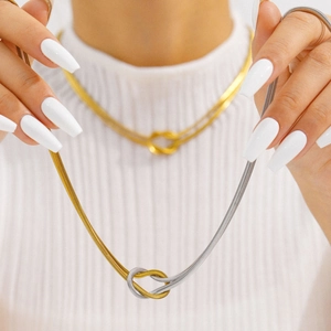 Collana a catena serpente bicolore oro e argento con nodo indossata da modella