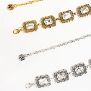 Détail de la chaîne de taille en métal vintage avec strass et pendentif rose