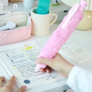 Penna a sfera gigante in peluche rosa con morbida pelliccia sintetica in mano