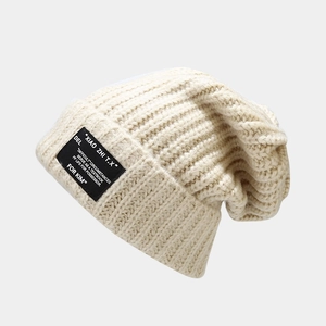 Retro oversized gebreide muts in beige met zwarte letterpatch en ribgebreid