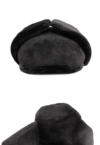 Detalle de gorro de invierno negro con forro de felpa gruesa y solapas para orejas