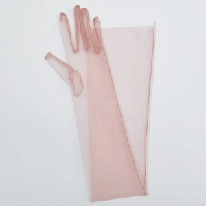 Detalle de guantes de novia de tul rosa pálido con una elegante textura de malla fina