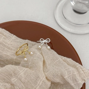 Elegant S925 sterling silver bow rings with pearls in gold and silver finishes