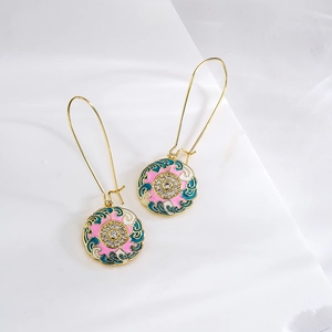 Orecchini bohémien placcati in oro con pendenti in smalto colorato e dettagli in zircone