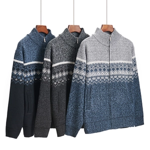 Gros plan sur le motif jacquard flocon et la fermeture éclair des cardigans en maille