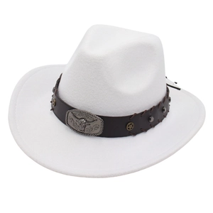 Weißer Cowboyhut aus Filz mit braunem Lederband und klassischer Bullenkopf-Metallschnalle