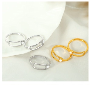 French style gold and silver titanium steel rings with imitation pearls on ceramic plate
