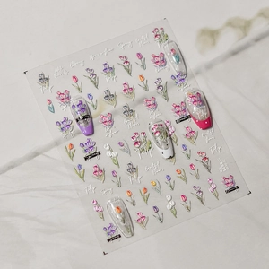 Détail de stickers nail art tulipe en relief 3D avec motifs floraux et lettrage artistique