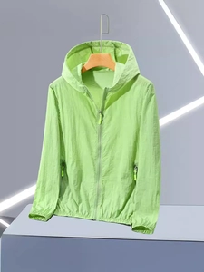 Leichtgrüne Sonnenschutzjacke mit Kapuze, Reißverschlusstaschen und elastischen Bündchen