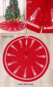 Dettaglio del tappeto per albero di Natale in maglia rossa con motivi gnomi e lacci