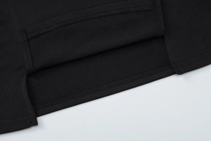 Gros plan des coutures et de la texture du tissu d'un haut dos nu noir à licou