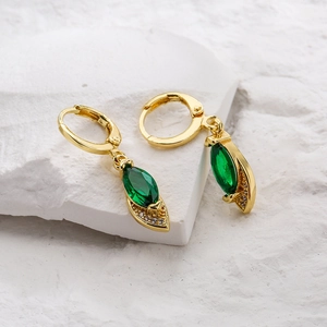 Orecchini geometrici placcati oro 18K con gemme verdi su base in pietra bianca