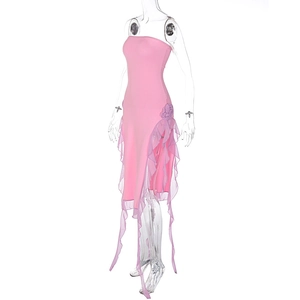 Vue détaillée de la robe bustier rose avec volants violets et fleur en 3D appliquée