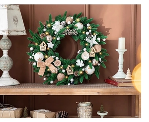 Détail de couronne de Noël avec lumières LED, renne en bois et nœud en lin sur étagère