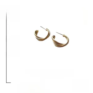 Vue détaillée de boucles d'oreilles créoles dorées mates, dimensions 2,1 cm et poids 3,7 g