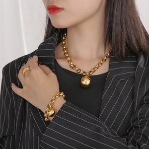 Parure de bijoux dorée 3 pièces avec pendentifs boules, collier, bracelet et bague inclus