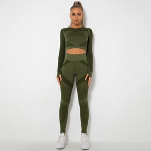 Dettaglio del set yoga senza cuciture verde scuro con tessuto a costine e inserti mesh
