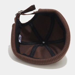Bonnet docker rétro en maille marron avec sangle réglable et structure interne renforcée
