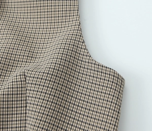 Gros plan sur un tissu tissé à carreaux marron avec coutures nettes et texture