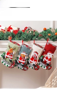 Dettagli di quattro calze natalizie rustiche in iuta con applicazioni 3D di Babbo Natale