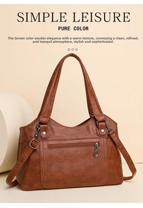 Détail du sac cabas en cuir marron avec poignées robustes et bandoulière réglable